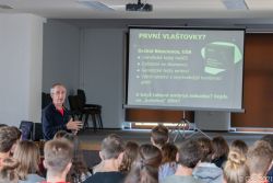 Profesor Jaroslav Petr přednášel na GJB