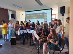 Sounor studentů, učitelů a přátel školy.jpg