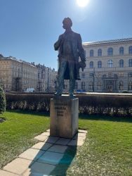 Socha Antonína Dvořáka před Rudolfinem.jpeg