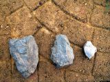Kameny o hmotnosti 1kg, 0,5 kg a 10 dkg.