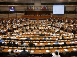 1197149495_parlament2.jpg